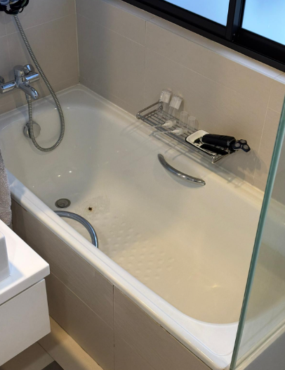 Bathtub resurfacing service in Singapore